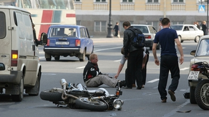 В центре Читы мотоциклист врезался в пешеходов: двое в больнице