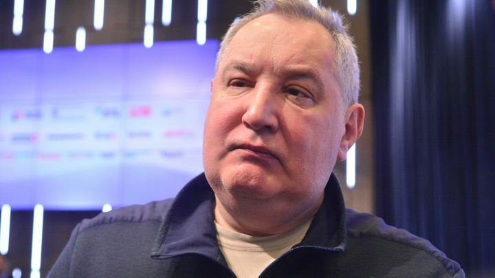 Рогозин ткнул пальцем в карту, чтобы показать, где закончится СВО