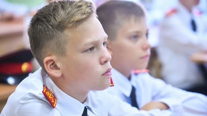 В Новосибирске шесть подростков избили 12-летних кадетов у входа в метро
