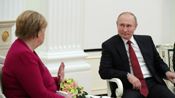 Путин приучил Меркель: деловую привычку канцлера ФРГ отметил журналист кремлёвского пула