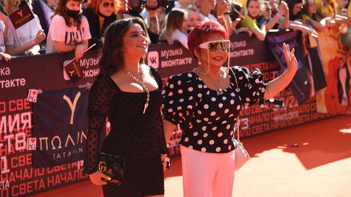 Бандеровские лозунги круизу по Волге не помеха. Мать Наташи Королёвой вернулась в Россию