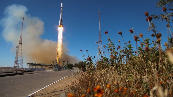 Космический корабль Союз МС-22 пролетел в небе над Новосибирском