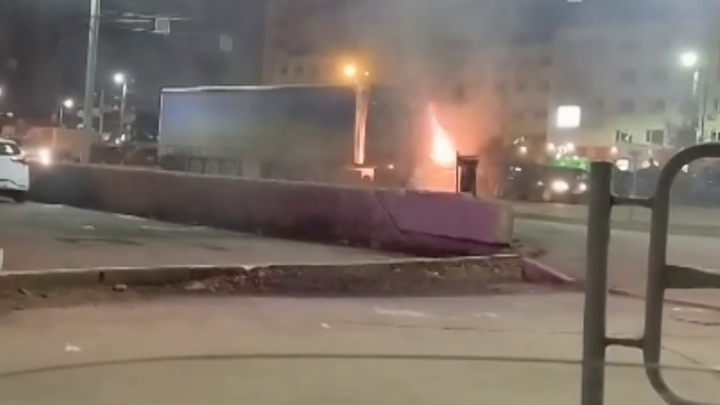 В Челябинске во время движения вспыхнула фура