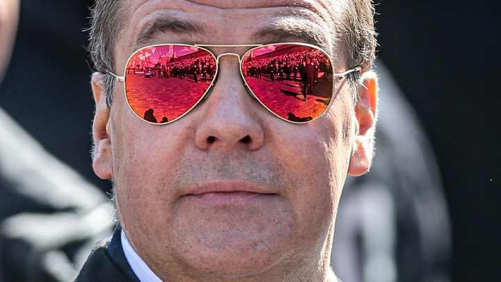 Медведев не поверил заверениям Apple о непричастности к слежке за пользователями