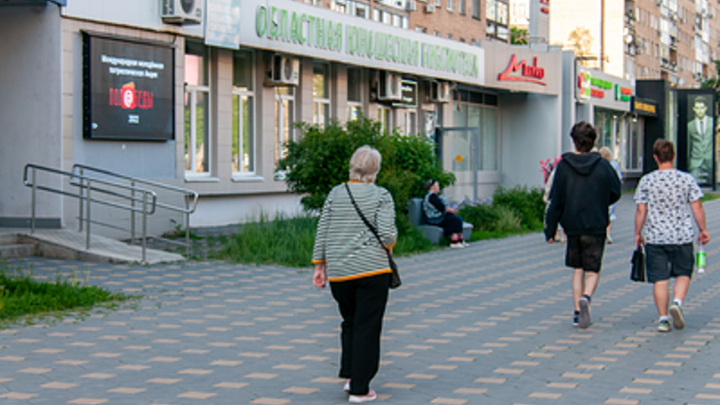 Тротуар в центре Екатеринбурга нагло превратили в проезжую часть из-за раскопок