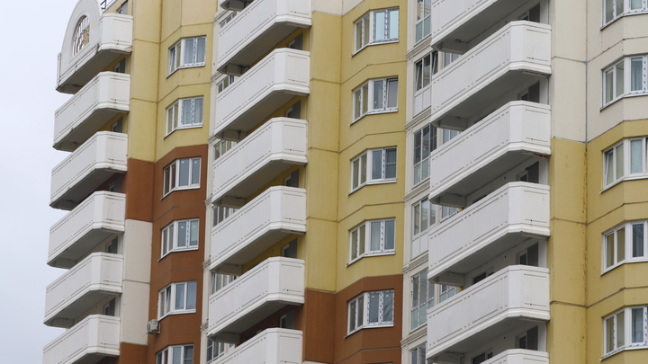 В Прикамье девушка застряла между этажами, попытавшись спуститься на улицу по простыням