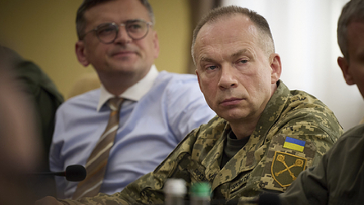 Сырский прибыл на передовую, чтобы опровергнуть информацию об окружении ВСУ в Красноармейске