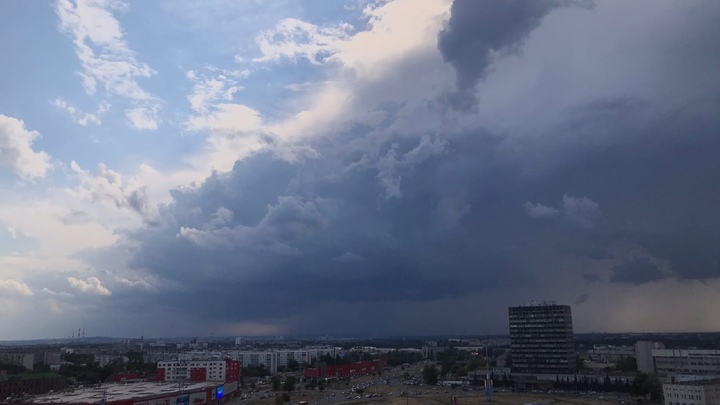 Водопад хлынул на трибуны нижегородского стадиона «Водник»