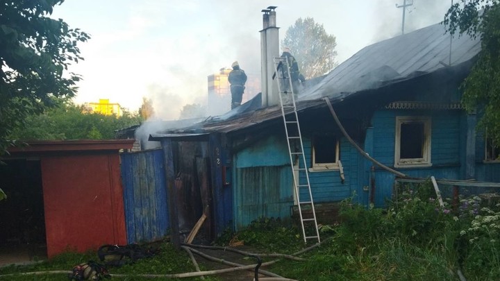 Два человека в ночь на 24 июня погибли в Иванове на пожаре в частном доме