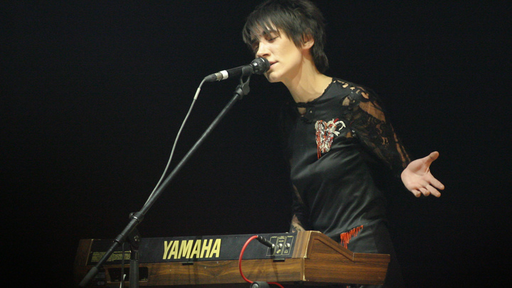 Земфира* превратилась в парижскую оборванку. Певицу выдало её же фото