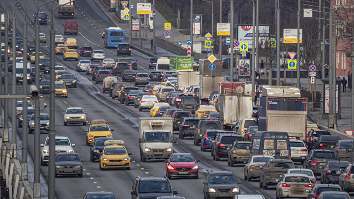 Петербург задохнулся в пробках после первого снега