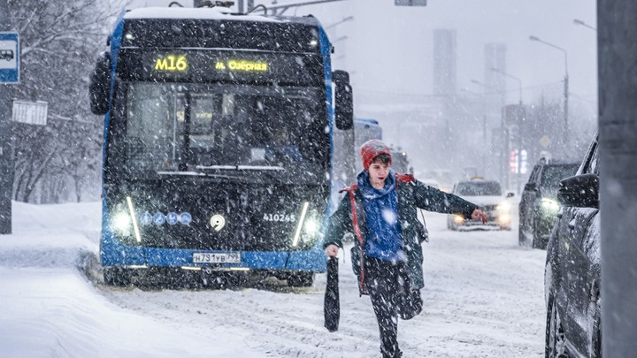 В Прикамье из-за автобуса, попавшего в аварию, на подростка отлетело ограждение