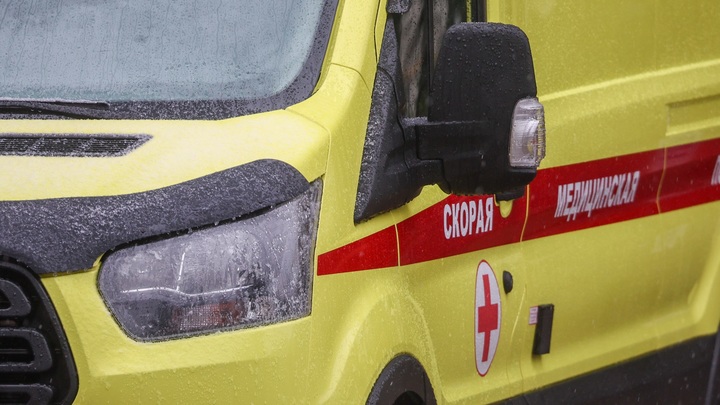 В Петербурге женщина упала при входе в метро и умерла в больнице