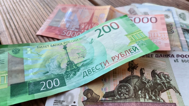 Треть жителей России считает, что им недоплачивают