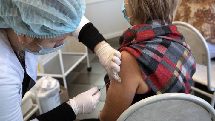 Жителям Екатеринбурга начали отказывать в прививках от ковида из-за нехватки вакцины