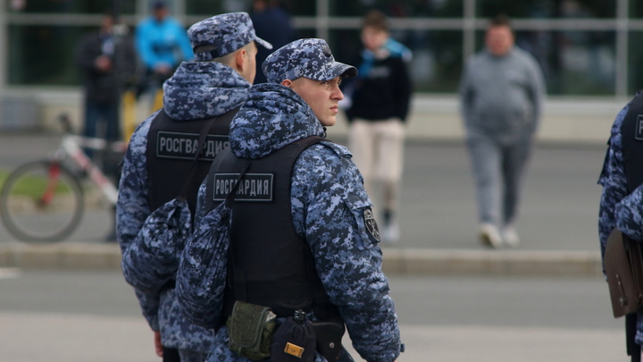 Наглый бородач средь бела дня пристал к девушке в Петербурге, плевав на замечания окружающих