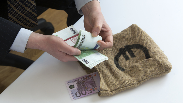 Получал деньги по почте: Неожиданный поворот в деле генерала из ФТС, который боролся со взятками