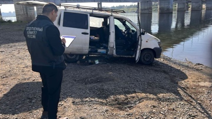 Автомобиль с телом мужчины вытащили из реки в Рудничном районе Кемерова