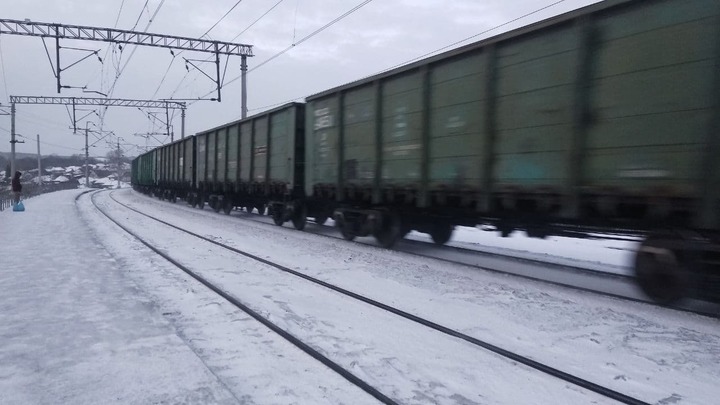На железной дороге в Кузбассе грузовой вагон сошел с рельсов