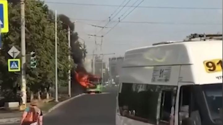 В Челябинске маршрутное такси загорелось на ходу в разгар рабочего дня