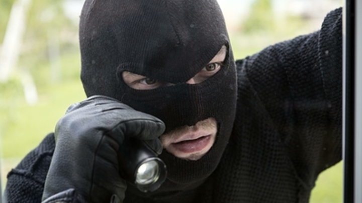 Как защитить квартиру от грабителей: Новогодние советы эксперта по безопасности