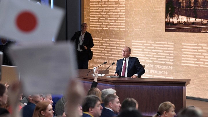 Неожиданный гость пресс-конференции Путина вызвал вопросы: Что он делает на свободе?