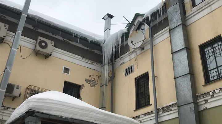 Глыба льда упала с крыши на маленького ребёнка в Нижнем Новгороде