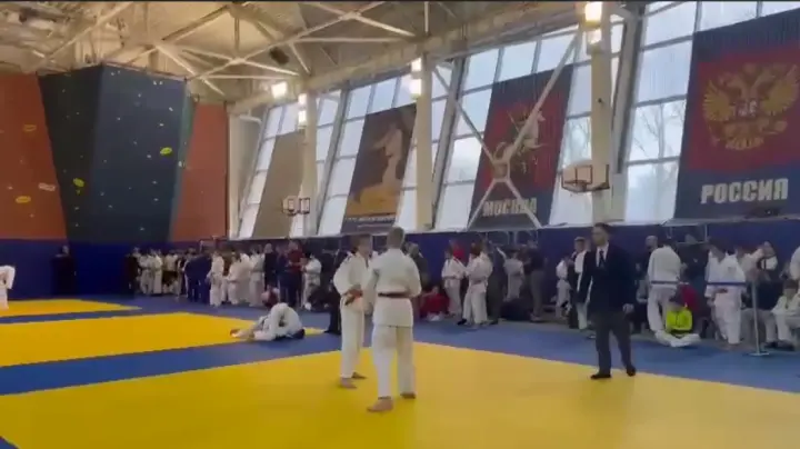 В Москве судья сделала замечание перекрестившемуся мальчику-спортсмену: русские требуют поставить её на место
