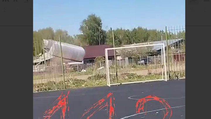 Почти как Элли: в Ярославской области ураган унес теплицу вместе с дачницей