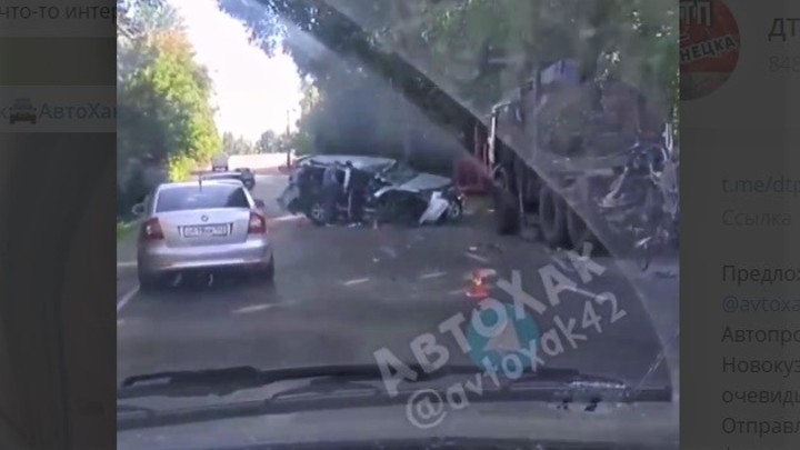 В Прокопьевске в ДТП оторвало половину внедорожника Land Cruiser