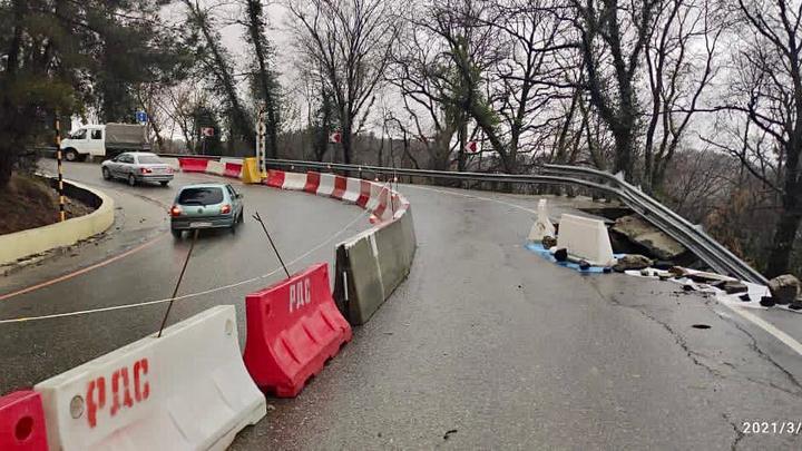 В Сочи ввели режим ЧС после обрушения дороги