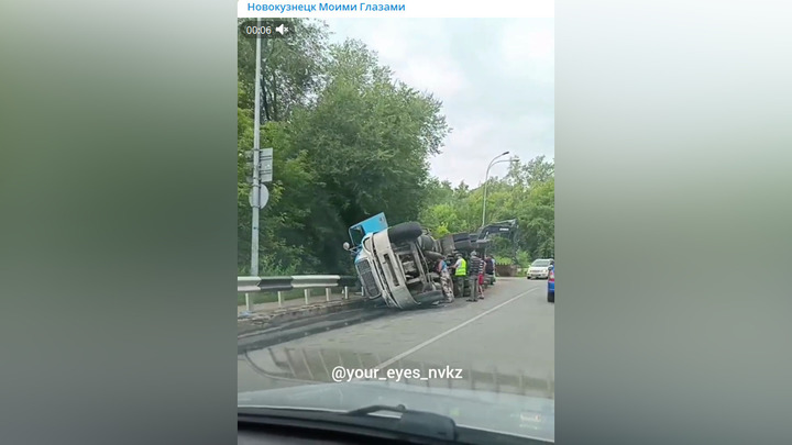 Большегруз перевернулся на автодороге в Новокузнецке