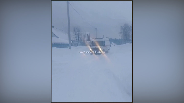 В Кузбассе машина скорой помощи вновь застряла в снегу
