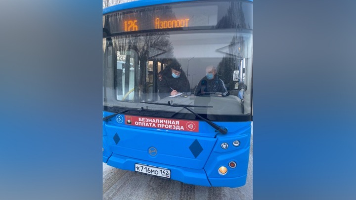 Водителя автобуса из Кемерова оштрафовали за разговоры