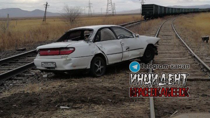 Иномарка Toyota Carina столкнулась с грузовым поездом в Краснокаменске