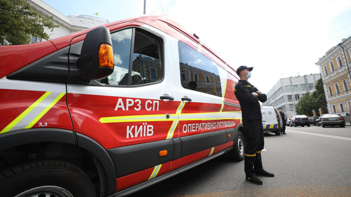 Кличко: В Киеве после падения обломков дрона загорелось здание