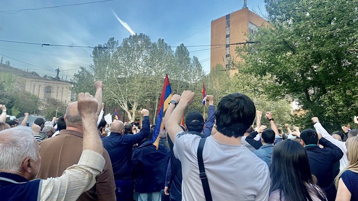 Молодое крыло РПА заблокировало ключевые улицы Еревана — в столице жарко