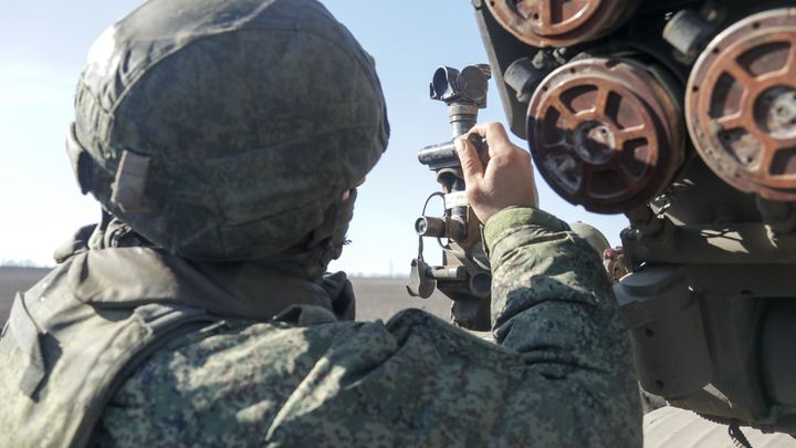В сети появилось видео, как ВС России уничтожают склад боеприпасов Украины одним попаданием