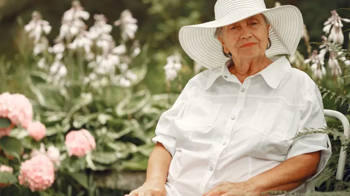 Лечит души искусством: 94-летняя петербурженка помогает незнакомцам по всему миру