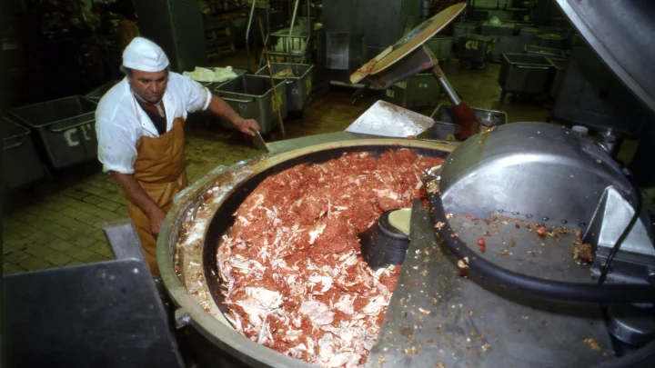 В магазины на Урале поставили смертельно опасный фарш