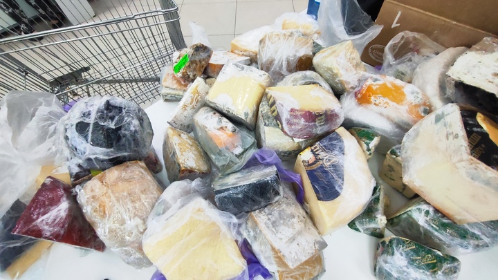 Таможенники изъяли 44 кг санкционного сыра из Европы на рынке в Кемерове
