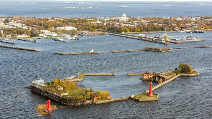 Многотонные буксиры исполнили изящный танец в Финском заливе