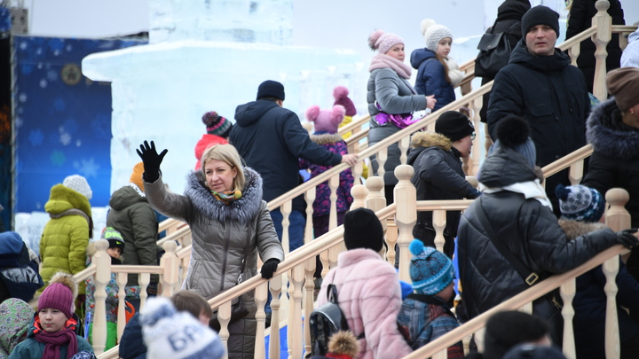 Смольный отобрал у детей зимнюю горку в Никольских рядах: Петербург для грустных Смольный отобрал у детей зимнюю горку в Никольских рядах: Петербург для грустных