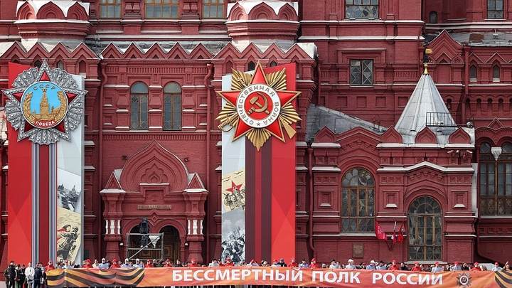 Владимир Путин пронёс портрет защитника Невского пятачка в шествии Бессмертного полка