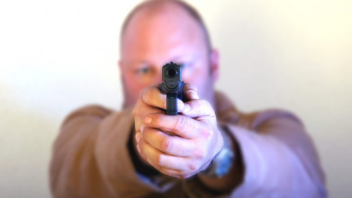 Украинцам и наёмникам разрешено стрелять на улицах: Зеленский подписал закон об оружии