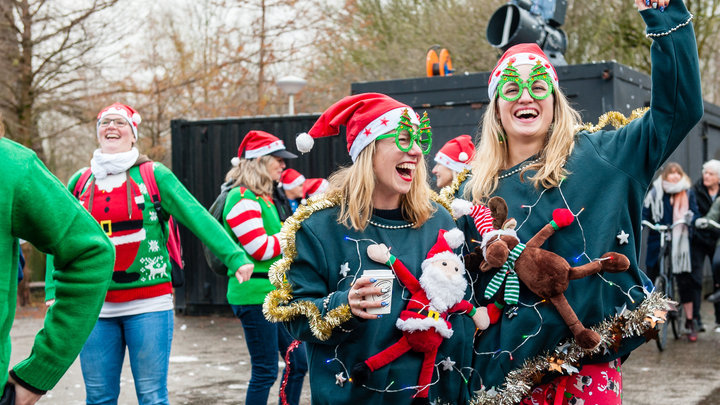 Стучат сковородками и оставляют еду для фей: Топ-5 самых странных новогодних традиций со всего мира