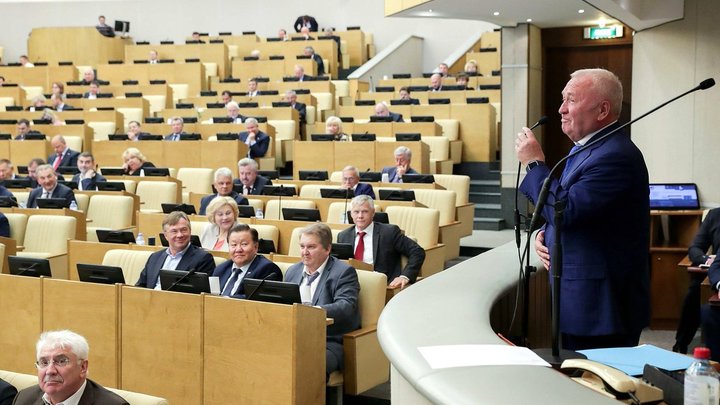 Почти 350 тысяч рублей: Какие зарплаты депутаты вынимают из кармана народа