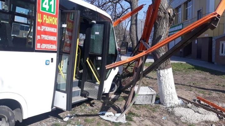 В Ростове-на-Дону маршрутка протаранила остановку, сбив женщину