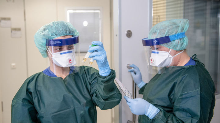 А давайте покажем, как человек умирает от коронавируса: Психолог рассказал, кому нужны аморальные мемы