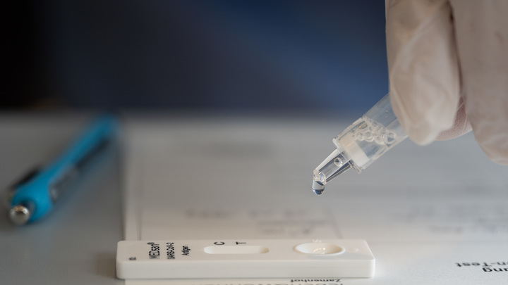 Доктор Комаровский рассказал, как выявить COVID-19. Подписчики в недоумении: Вы серьёзно?